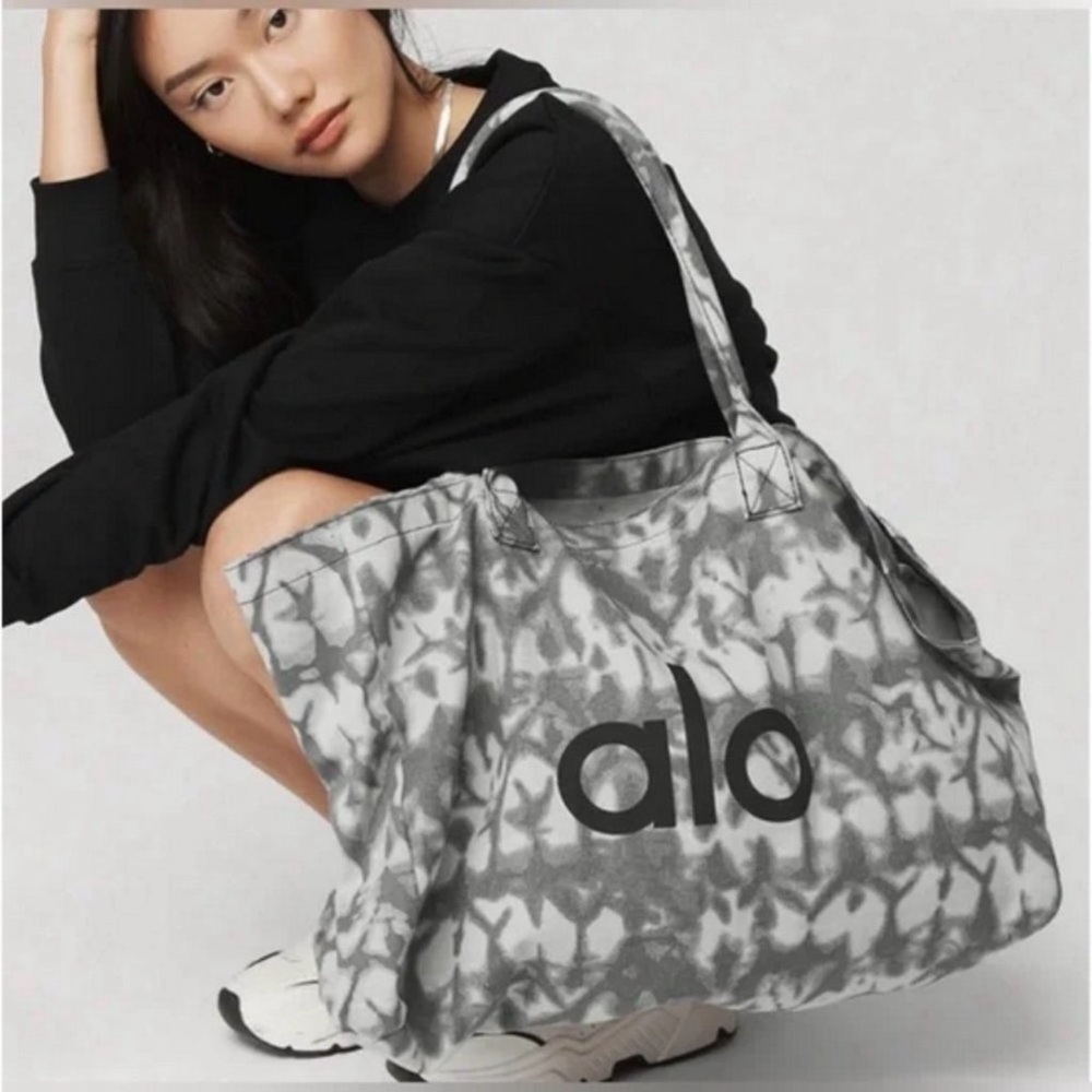 ALO Yoga Cream and Gray Patterned Tote Bag | 20โ x 14โ x 7โ